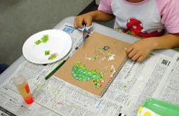 手順:選んだ切手を切って形を整えたりして、貼り合わせて1枚の絵を作成していきます。